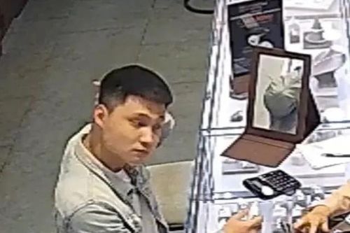 Bắt nam thanh niên vờ mua hàng rồi trộm nhẫn kim cương