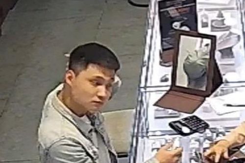 Vờ hỏi mua nhẫn kim cương để trộm cắp