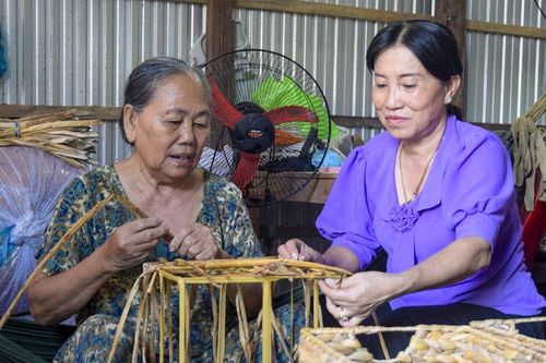 Tô thắm vườn hoa tử tế - Bài 2: Người gieo hạnh phúcMạnh mẽ vì người yếu thếLàm đẹp đường quê