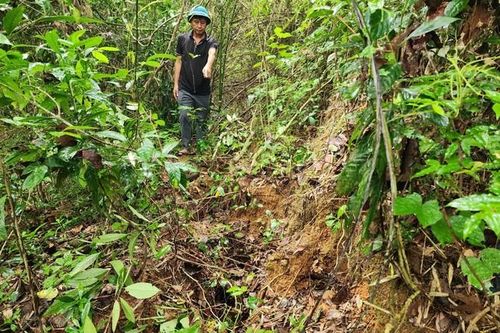Vết nứt lớn xé toạc núi, nhiều hộ dân bất an