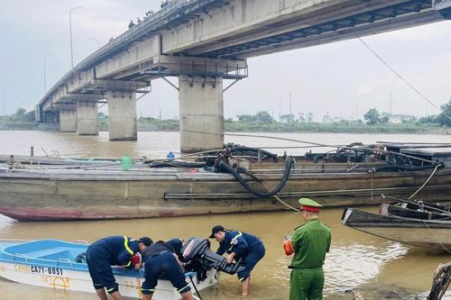 Tìm người đuối nước trên sông Thạch Hãn