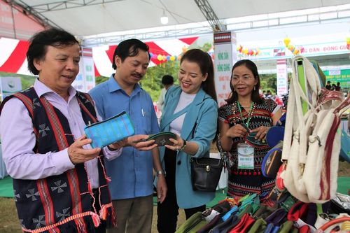 Tiếp sức cho thương mại miền núi, vùng sâu vùng xa và hải đảo