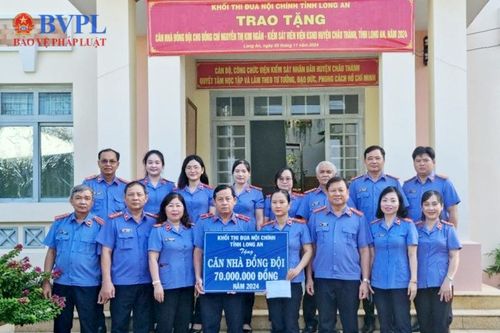 Khối thi đua Nội chính tỉnh Long An trao tặng kinh phí xây dựng Căn nhà đồng đội