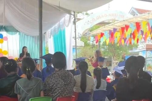Kỷ luật hiệu trưởng giật micro hiệu phó, ngăn hội trưởng phụ huynh phát biểu