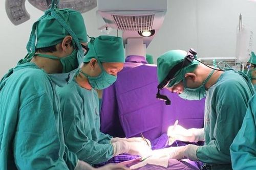 Trẻ 22 tháng tuổi thủng ruột sau khi ăn táo đỏ