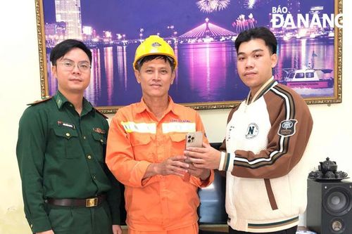 Bộ đội biên phòng trao trả tài sản cho người đánh mất