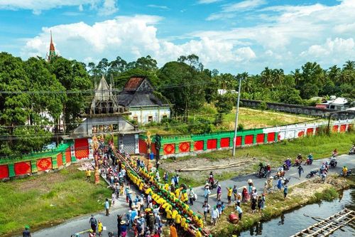 Hạ thủy ghe Ngo chùa Cao Dân