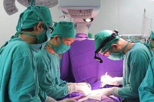 Trẻ thủng ruột do nuốt phải hạt táo đỏ