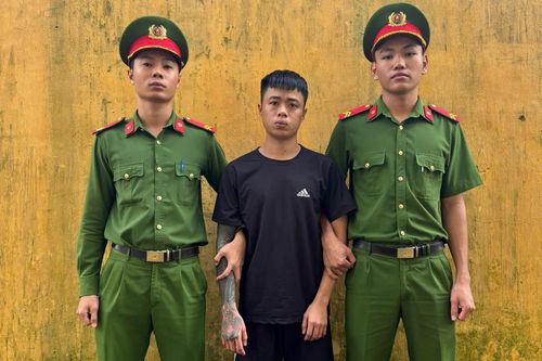 Dùng súng 'nói chuyện' với nhóm bạn vợ cũ