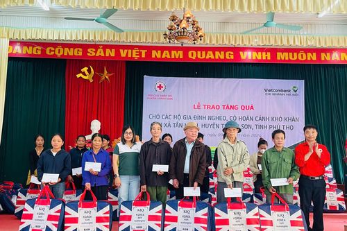 Trao 100 suất quà trị giá 200 triệu đồng cho các hộ nghèo ở Tân Minh