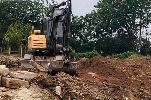Hà Nội: bắt quả tang người đàn ông san lấp đất trái phép ở Nhật Tân