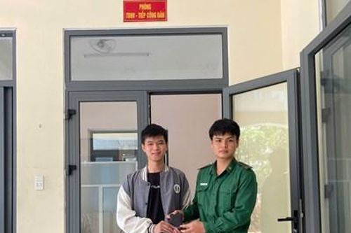 Chiến sĩ trẻ Biên phòng trả lại tài sản cho người mất