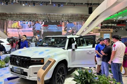 Cận cảnh Toyota Land Cruiser Prado 2024 vừa ra mắt tại Việt Nam