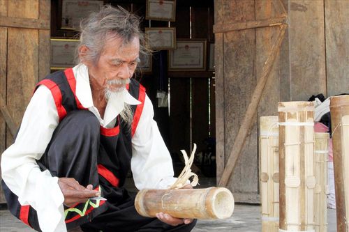 Người bảo tồn, truyền dạy nhạc cụ Raglay ở Ma Nới