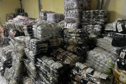 Lực lượng quản lý thị trường Hà Nội tạm giữ hơn 10.000 đôi tất nghi giả mạo nhãn hiệu