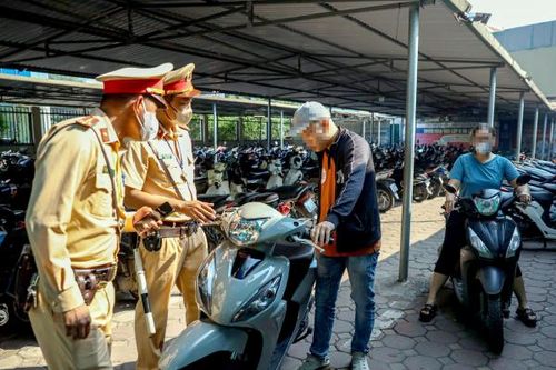 Bị CSGT vào trường xử lý vi phạm, học sinh gọi bố mẹ đến 'tẩu tán' xe máy khỏi bãi trông giữ