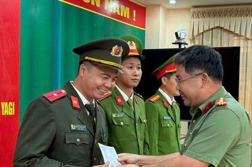 Trao tiền hỗ trợ người dân bị thiệt hại do bão Yagi và mưa lũ