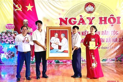 Trưởng Ban Tuyên giáo Tỉnh ủy Đào Xuân Yên chung vui Ngày hội Đại đoàn kết toàn dân tộc tại thôn Đà Sơn