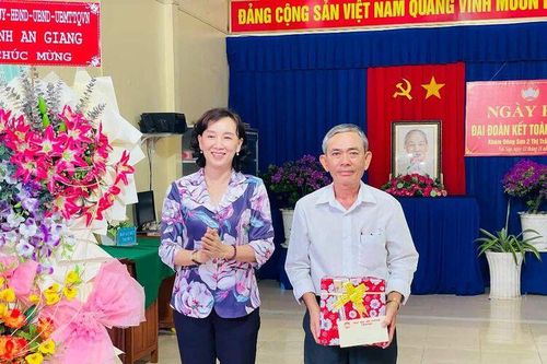 Phó Chủ tịch UBND tỉnh dự Ngày hội Đại đoàn kết toàn dân tộc khóm Đông Sơn 2