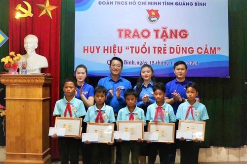 Trao Huy hiệu Tuổi trẻ dũng cảm cho 5 học sinh vùng biên cứu sống 2 em nhỏ đuối nước