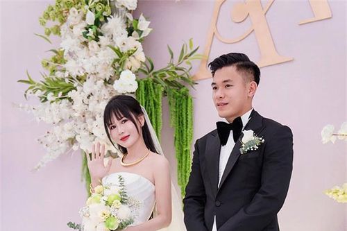 Hậu vệ U23 Việt Nam kết hôn với vợ hot girl
