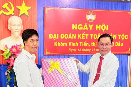 Bí thư Huyện ủy Châu Phú dự ngày hội đại đoàn kết tại khóm Vĩnh Tiến