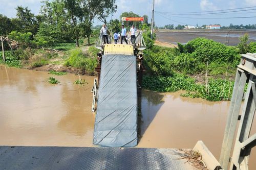 Xe tải chở 30 tấn gạch làm sập cầu ở An Giang