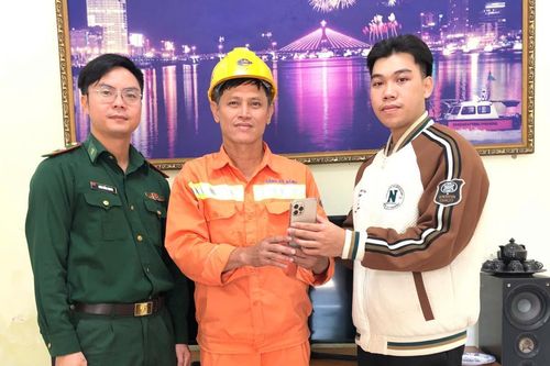 Bộ đội biên phòng trao trả nhiều tài sản cho người đánh rơi