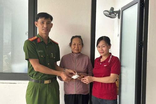 Khen thưởng người tốt