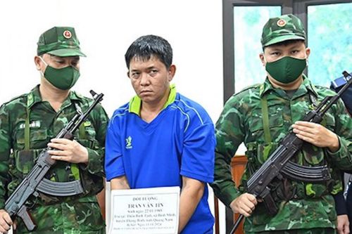 Bắt đối tượng cõng ma túy và chó lửa qua biên giới