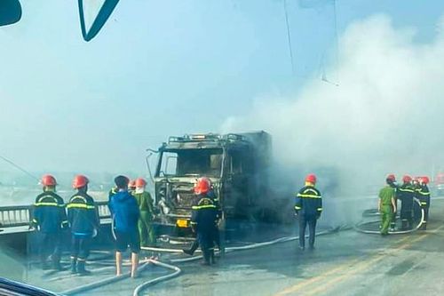 Đang di chuyển, xe tải bốc cháy dữ dội ở Hà Nam