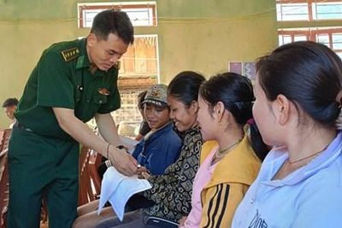 Đưa kiến thức pháp luật đến với đồng bào Đan Lai