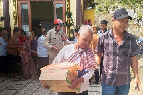 600 phần quà tặng đồng bào dân tộc thiểu số xã Châu Lăng