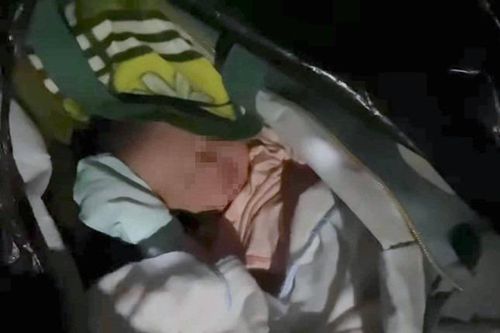 Bé gái sơ sinh bỏ trong túi bóng rồi để trước cổng nhà thờ