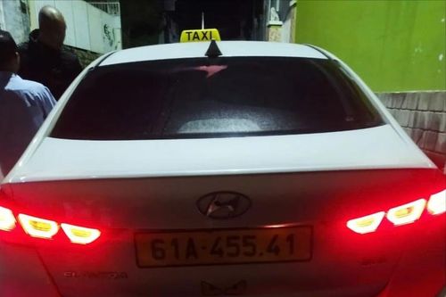 Truy tìm tài xế taxi 'dù' xịt hơi cay vào mặt khách