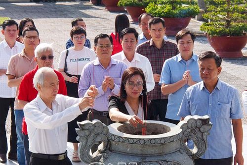 Phó trưởng Ban Tuyên giáo Trung ương Đinh Thị Mai viếng Khu tưởng niệm Chủ tịch Hồ Chí Minh
