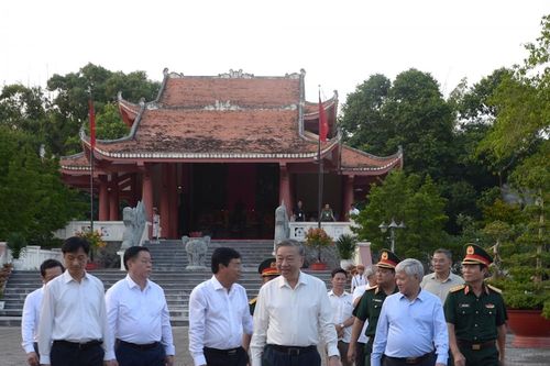 Tổng Bí thư Tô Lâm dâng hương tại Khu tưởng niệm Chủ tịch Hồ Chí Minh ở Cà Mau