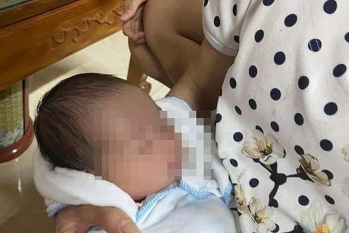 Tìm người thân cho bé sơ sinh bị bỏ rơi trước cổng nhà thờ trong đêm