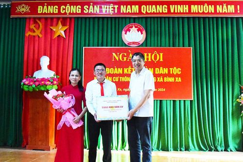 Chủ nhiệm Ủy ban Kiểm tra Tỉnh ủy Nguyễn Hồng Trang dự Ngày hội Đại đoàn kết tại thôn Thác Lường