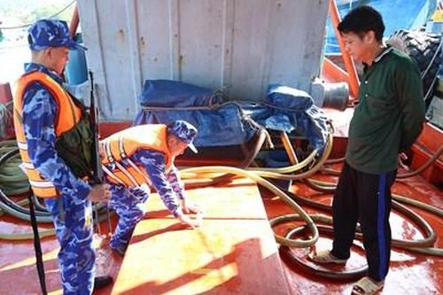 Bộ tư lệnh Vùng Cảnh sát biển 4 bắt giữ tàu vận chuyển trái phép dầu DO trên vùng biển Tây Nam