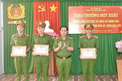 Trao thưởng tập thể, cá nhân có thành tích trong cứu nạn, cứu hộ