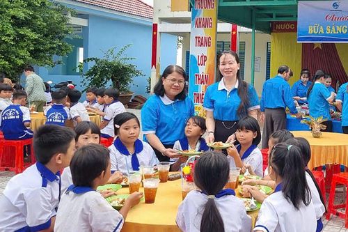 Trao yêu thương đến thiếu nhi khó khăn
