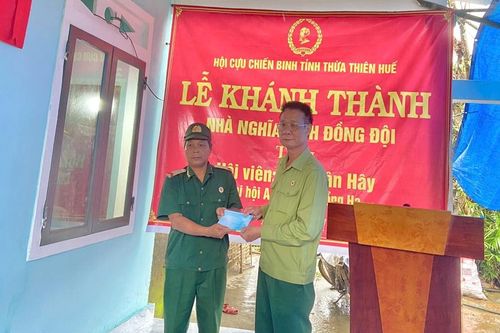 Trao nhà 'Nghĩa tình đồng đội' cho cựu chiến binh ở A Lưới