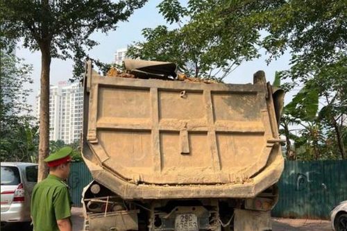Hà Nội: phạt tiền, buộc thu dọn phế thải với xe tải làm vãi ra đường