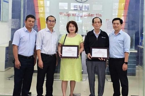 PC Thừa Thiên Huế: Trao giải, giấy chứng nhận Hộ gia đình tiết kiệm điện năm 2024