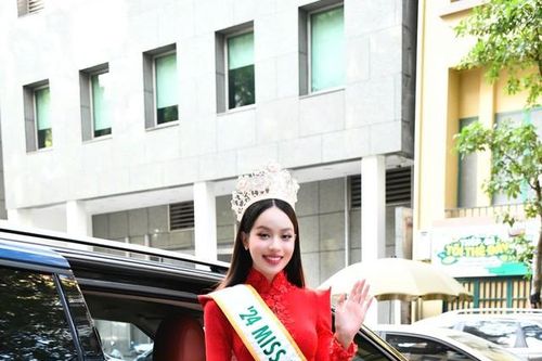 Thanh Thủy mặc áo dài đỏ, rạng rỡ xuất hiện tại Hà Nội sau khi đăng quang Hoa hậu Quốc tế
