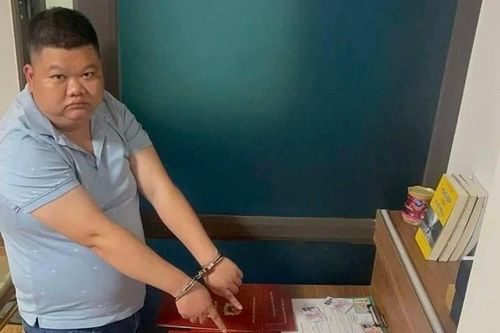 Bắt 6 đối tượng phối hợp làm giả thẻ ngành công an, quân đội