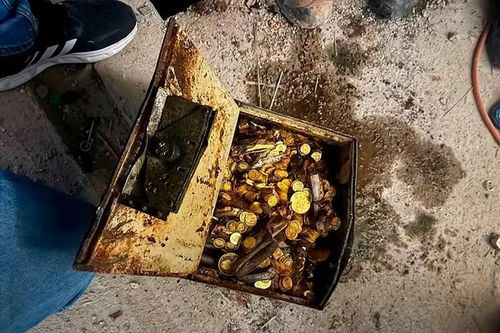 Sửa đường ống nước bất ngờ tìm thấy 'kho báu' 64 tỷ đồng