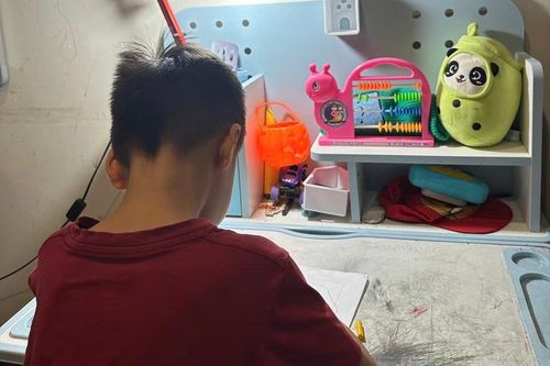 Trẻ mới học mẫu giáo đã đi học thêm để 'luyện thi' vào lớp 1