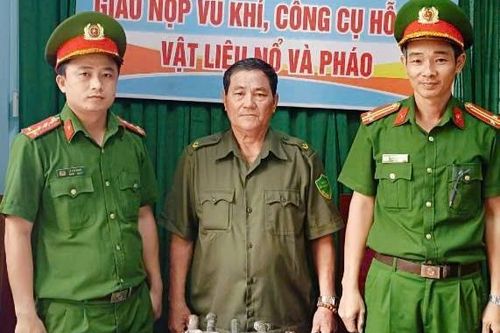Phát hiện hung khí trong bụi cỏ